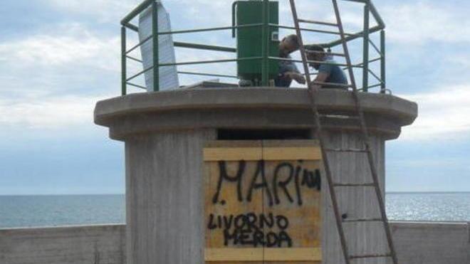Raid vandalico con scritte spray all’imboccatura