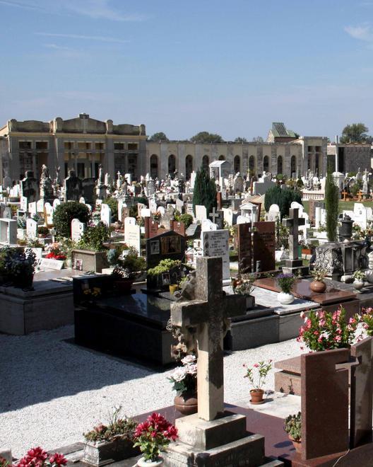 Pochi soldi: il lunedì i cimiteri chiudono
