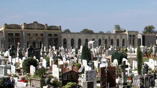Pochi soldi: il lunedì i cimiteri chiudono