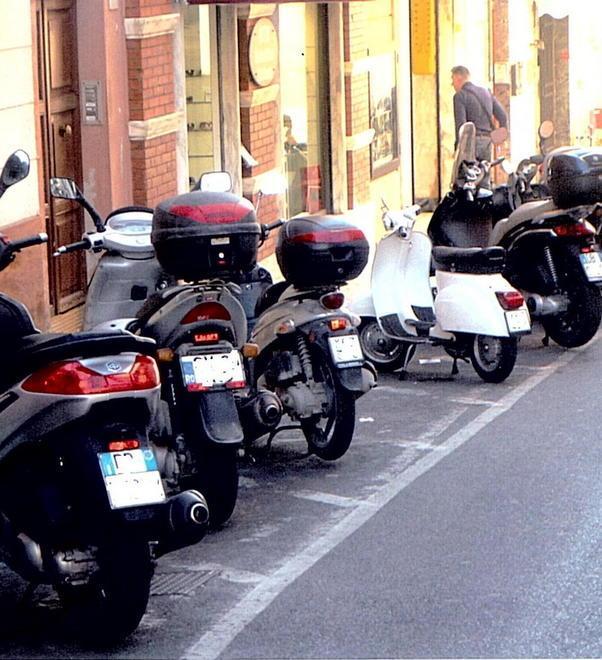 I negozianti: basta con le moto oppure non apriamo la sera