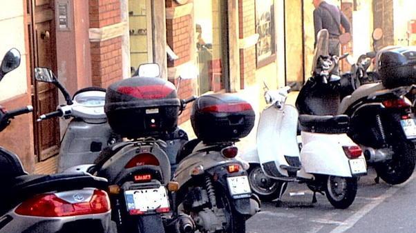 I negozianti: basta con le moto oppure non apriamo la sera