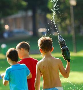 Il bambino lo spruzza lui gli dà due schiaffi