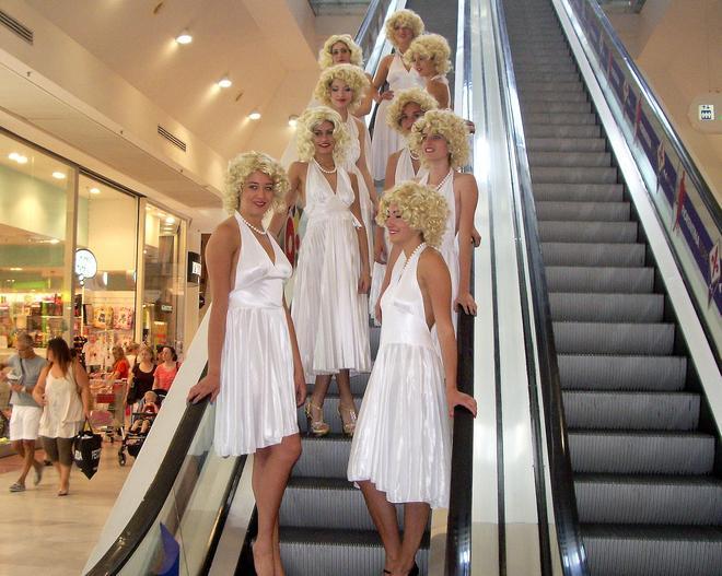 Vestite da Marilyn Monroe per promuovere gli sconti 