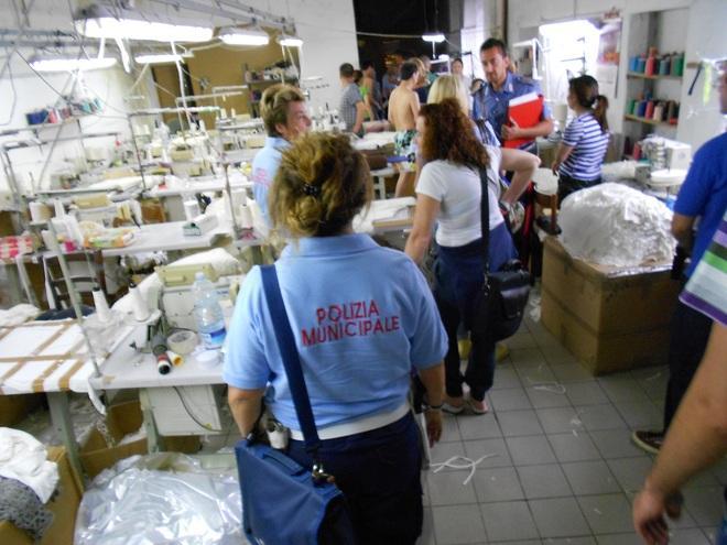 Vigili urbani sequestrano immobile infestato dagli scarafaggi 