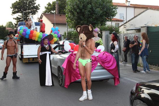 Parata gay tra festa e orgoglio a Torre del Lago 