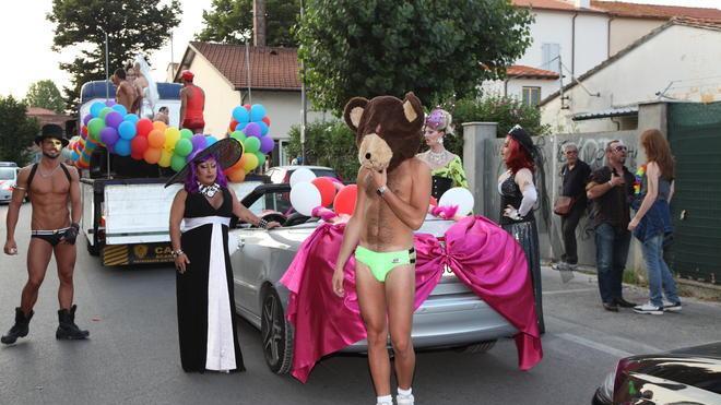 Parata gay tra festa e orgoglio a Torre del Lago