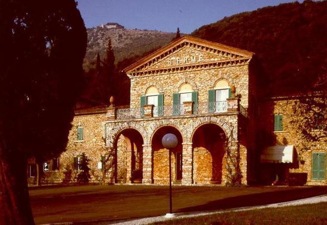 Rapinatori in azione all’albergo di Grotta Giusti 