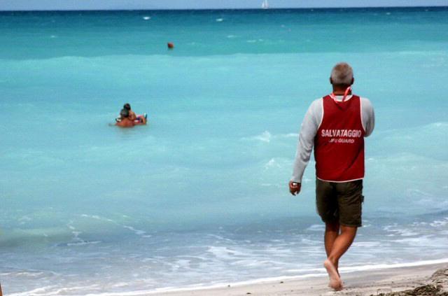 Rischia di annegare alle Spiagge bianche 