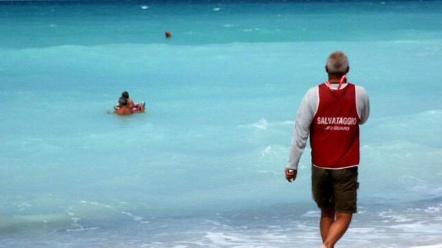 Rischia di annegare alle Spiagge bianche