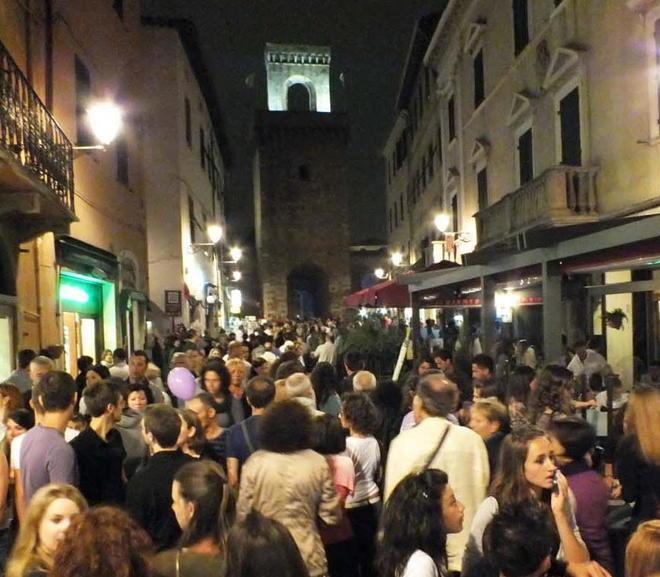 Saldi & Notte Blu Si mangia e si balla nelle vie del centro