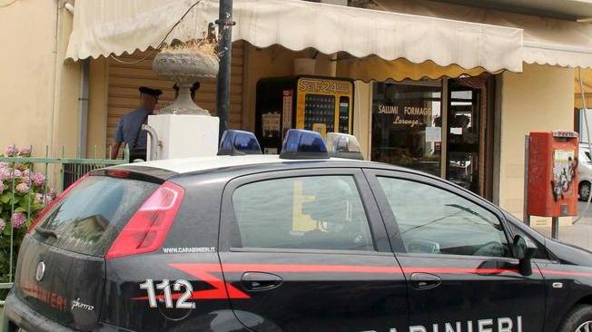 Fa shopping con la carta di credito rubata