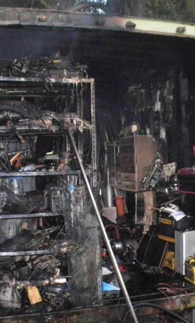 Distrutti dalle fiamme due container 