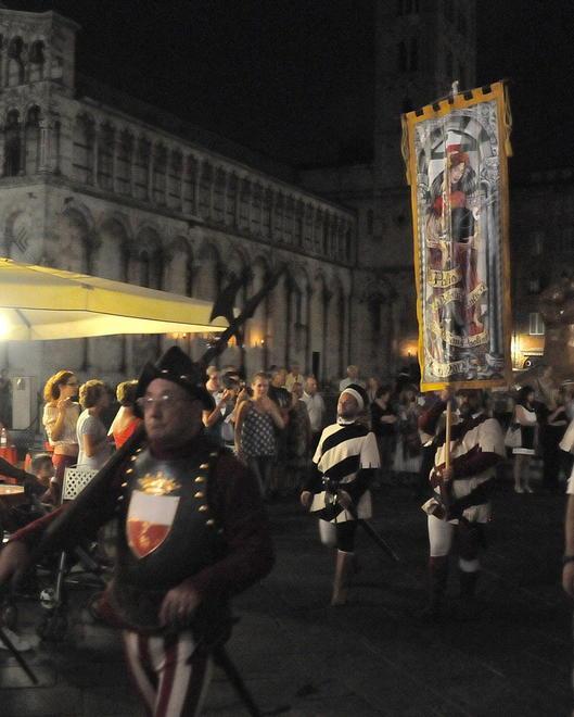In via S. Paolino la mostra delle vetrine