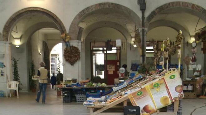 Tetto tutto nuovo in rame per il mercato del Carmine