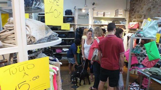 Tante le chiusure, negozi travolti dall’onda franchising