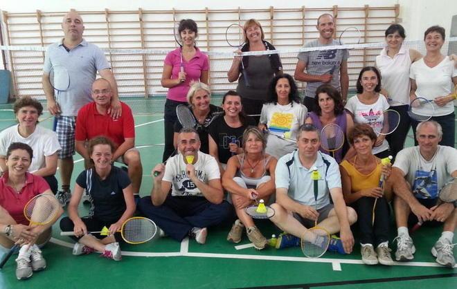 Gli insegnanti imparano il badminton