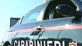 Picchia i carabinieri all’entrata del supermercato