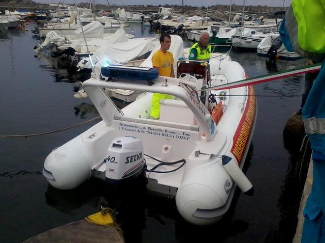 Arriva il gommone che pattuglia la costa per i soccorsi in mare 