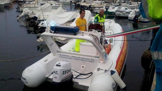 Arriva il gommone che pattuglia la costa per i soccorsi in mare