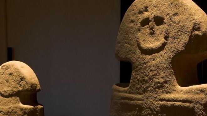 Dieci statue stele realizzate dall’Accademia di Belle Arti di Carrara