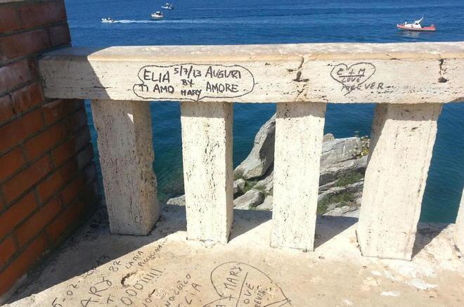 Scritte e sporcizia nella nuova piazza Bovio 