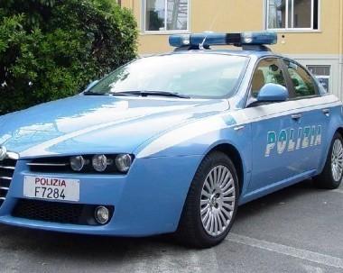 Ruba un marsupio in spiaggia arrestato al parcheggio 