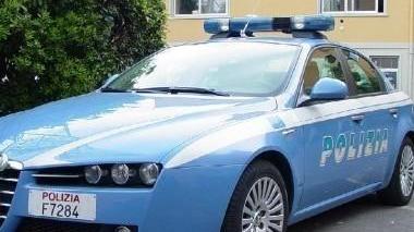 Ruba un marsupio in spiaggia arrestato al parcheggio