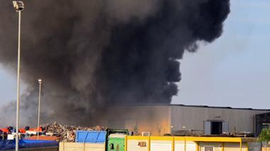 Livorno: incendio in via dell'Ecologia, via alla bonifica. La Procura mette sotto sequestro l'area