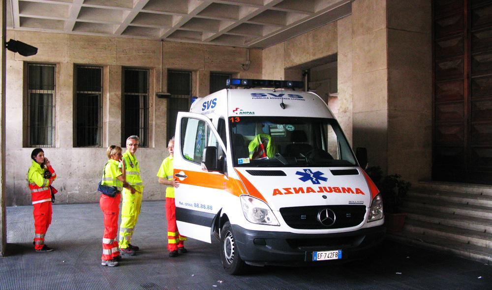 Uomo tenta di darsi fuoco davanti al Comune 