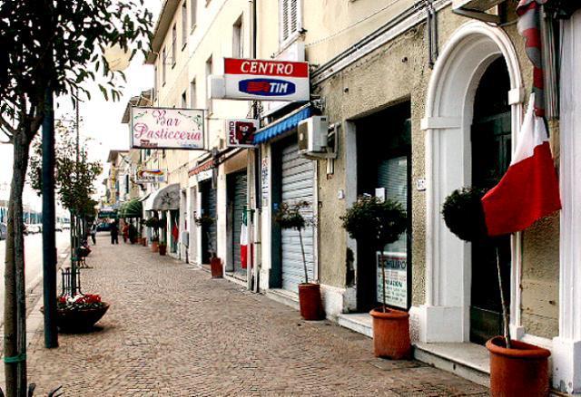 Locali e negozi sempre aperti e musica anche fino alle due 