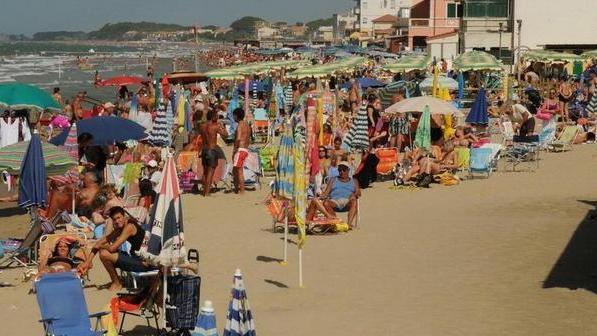 Fotografava i fondoschiena in spiaggia