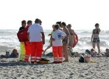 Vada, rischia di annegare davanti a decine di bagnanti