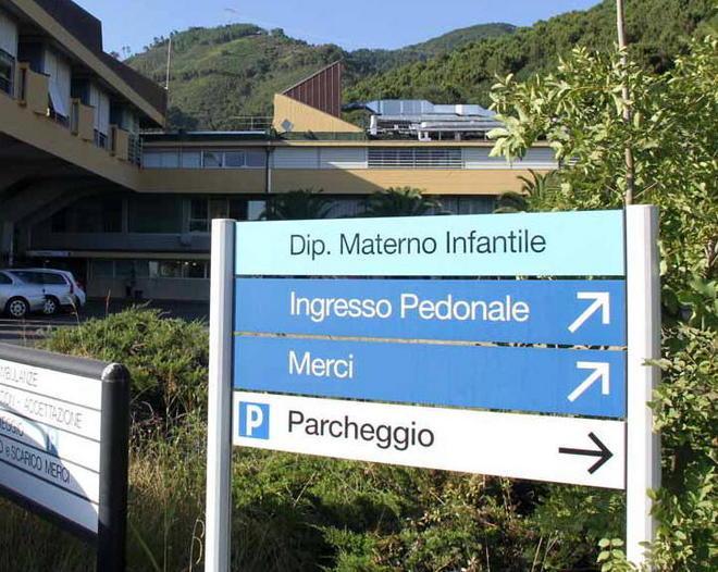 Gli mette il neonato in braccio e scappa: lui chiama il 118 