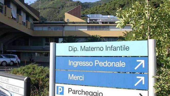 Gli mette il neonato in braccio e scappa: lui chiama il 118