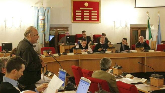 Commissioni meno numerose la politica riduce i costi