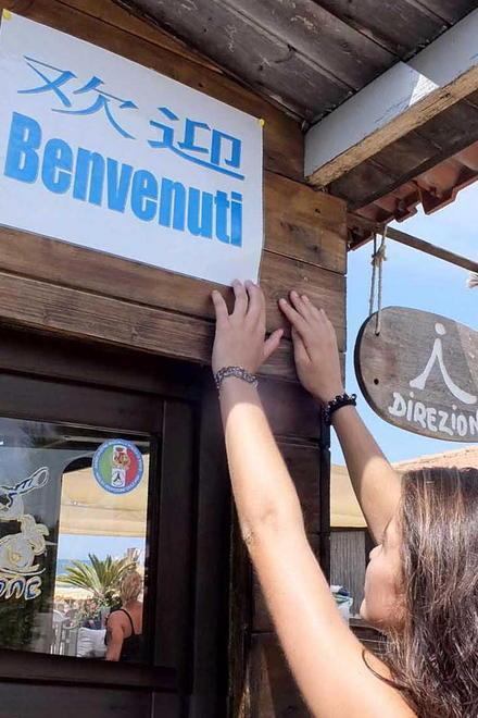 Cartelli di benvenuto scritti in cinese al bagno Tritone 