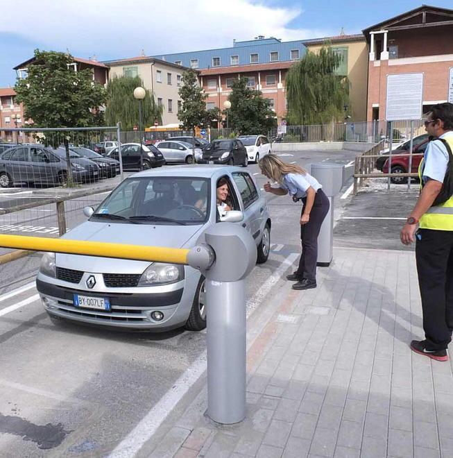 Sbarra e telecamere contro gli abusivi 