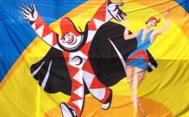 Vessillo sul pennone di piazza Mazzini sabato pomeriggio