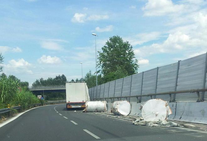 Camion perde carico in autostrada 