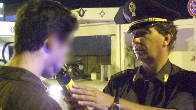 Ebbro alla guida di un camion dei sassi Denunciato