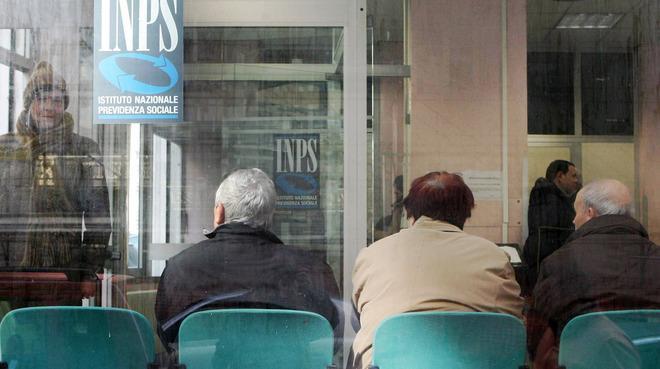 Pensionati in coda ai patronati per capire le richieste dell’Inps