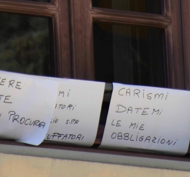 «Ridatemi i miei soldi o mi butto» 