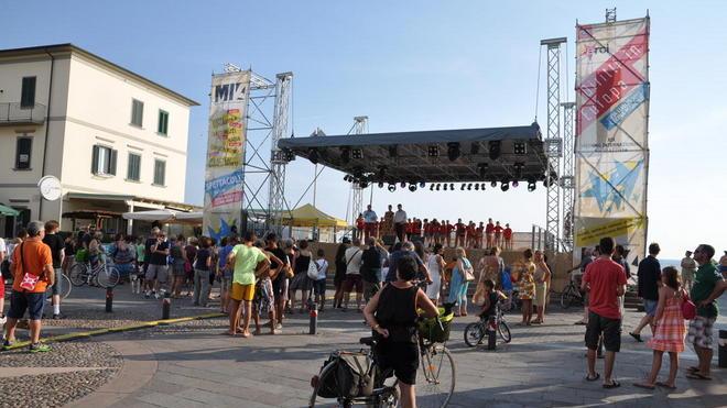 Al Meeting antirazzista un flash mob per le donne