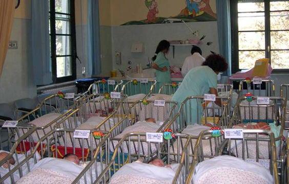 Lascia il figlioletto a un uomo lui lo consegna all’ospedale 