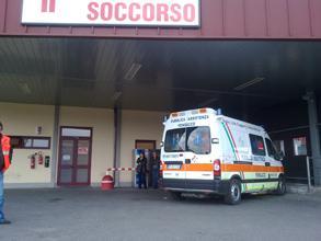 Accoltella la compagna che fugge in strada a chiedere aiuto 
