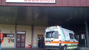 Accoltella la compagna che fugge in strada a chiedere aiuto