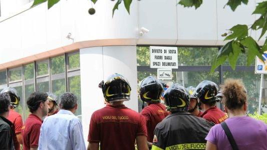 Uomo minaccia di buttarsi dalla sede di Equitalia, allarme rientrato