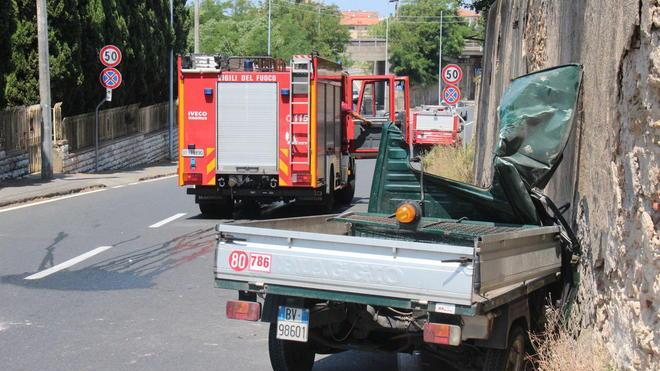 Si ribaltano con l'Apino, feriti due dipendenti Cooplat