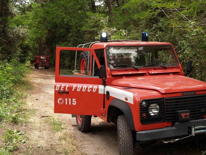 Automobile rischia di esplodere a causa di una bombola di gas 