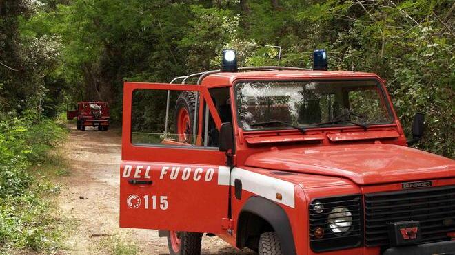 Automobile rischia di esplodere a causa di una bombola di gas